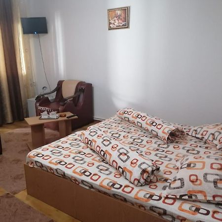 Hotel Pensiunea Pomi -Oesti Albestii Paminteni Exterior foto