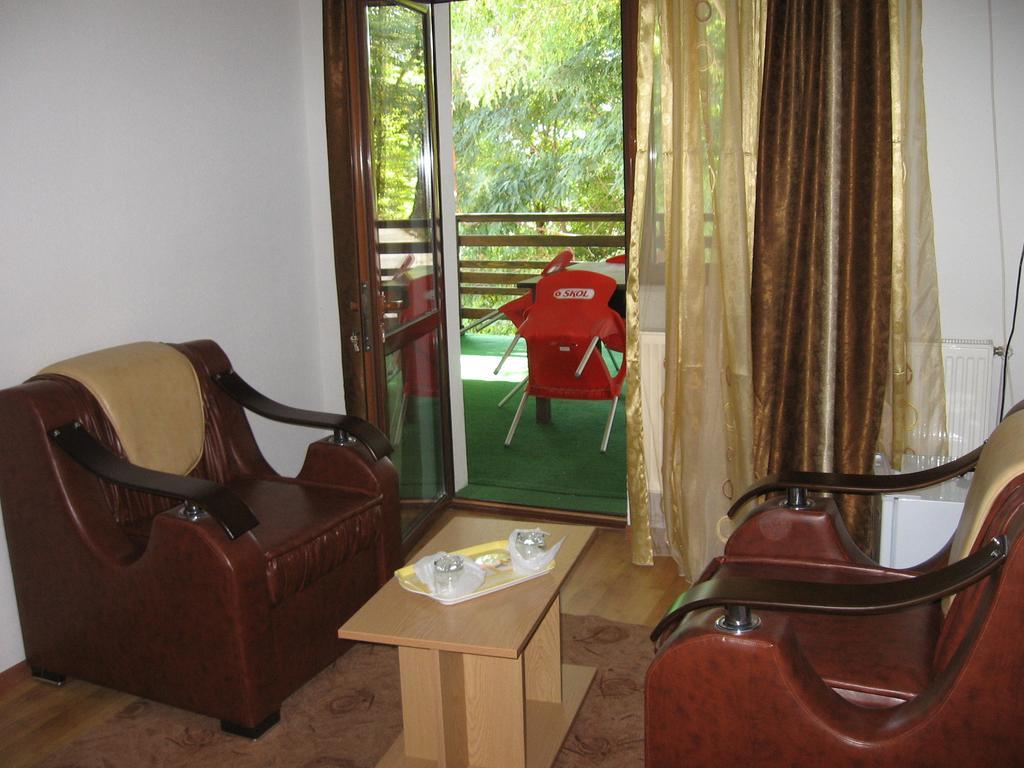Hotel Pensiunea Pomi -Oesti Albestii Paminteni Habitación foto
