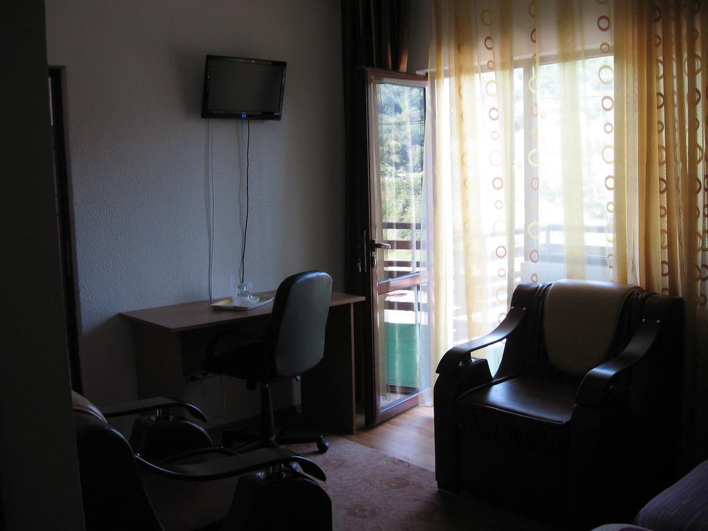 Hotel Pensiunea Pomi -Oesti Albestii Paminteni Habitación foto