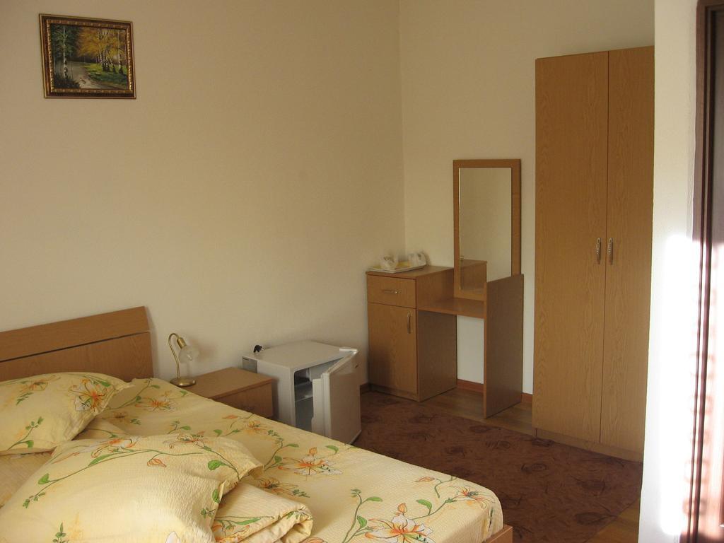 Hotel Pensiunea Pomi -Oesti Albestii Paminteni Habitación foto