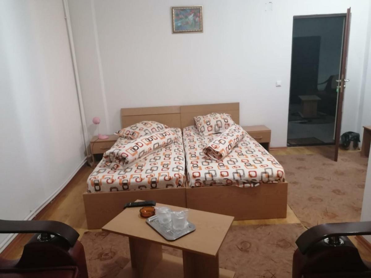 Hotel Pensiunea Pomi -Oesti Albestii Paminteni Exterior foto